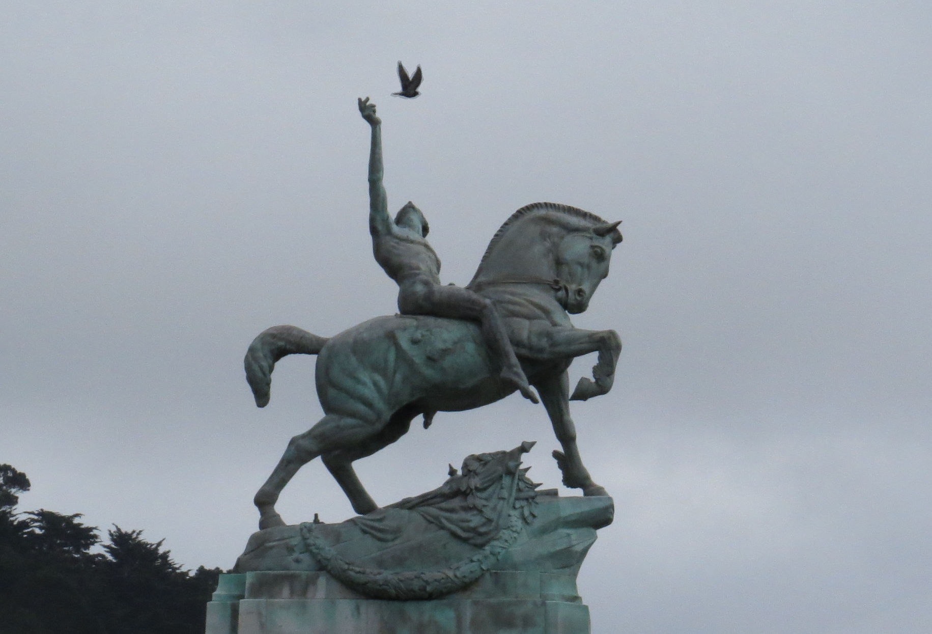 WLG-cenotaph-bird